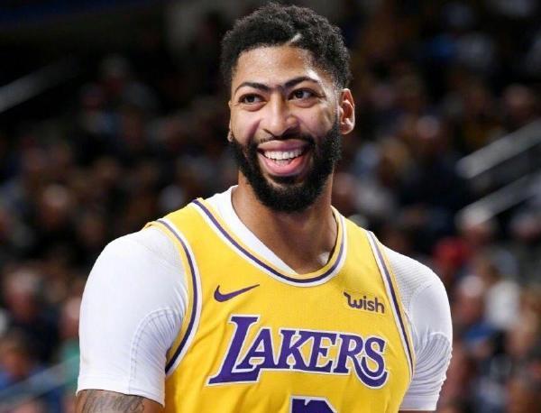 年轻球员跨 年轻球员跨